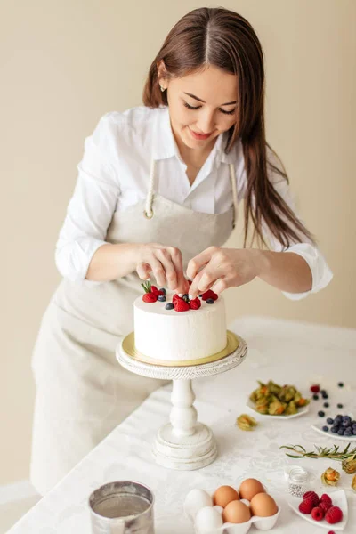 Talentoso chef cubriendo el postre con bayas frescas dulces —  Fotos de Stock