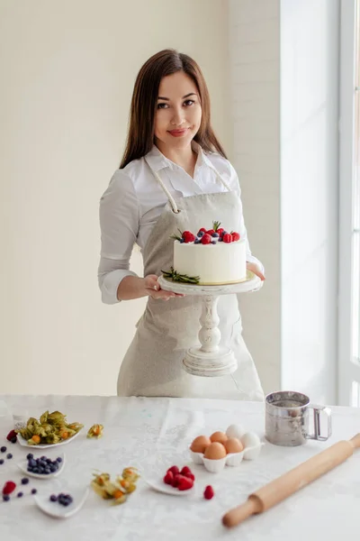 Chica bastante agradable asistir a clases de cocina —  Fotos de Stock