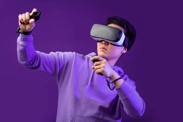 Uomo cinese utilizzando l'auricolare realtà virtuale gesticolare con le mani isolate — Foto Stock