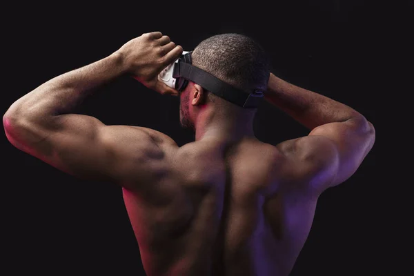 Afrikansk man med atletisk muskulös kropp bär virtual reality headset. — Stockfoto