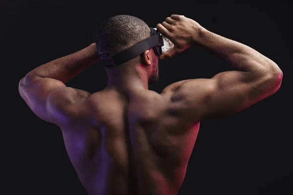 Afrikaner mit athletischem muskulösem Körper trägt Virtual-Reality-Headset. — Stockfoto