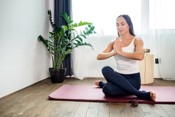 Fiatal fehér nő meditál keresztbe tett lábakkal — Stock Fotó