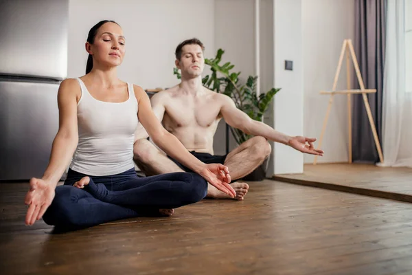 Güzel beyaz çift evde meditasyon yapıyor. — Stok fotoğraf