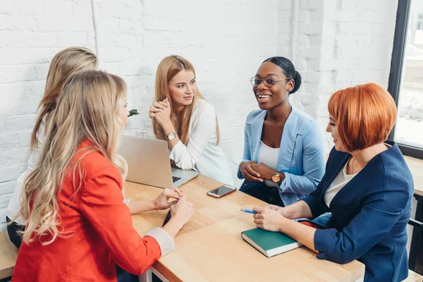 Fiatal nők szövetkeznek szabadúszó barátaikkal, és létrehoznak egy kis coworking klubot.. — Stock Fotó