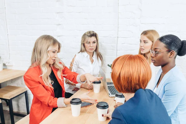 Proceso de trabajo en equipo. Grupo multirracial de mujeres coloborando en oficina de espacio abierto. —  Fotos de Stock