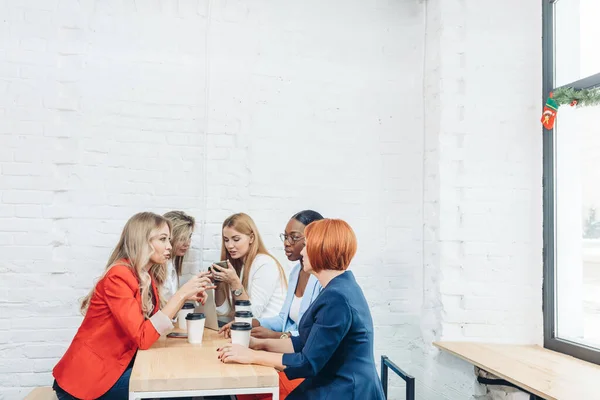 Týmová práce. Multiraciální skupina žen coloborating v otevřeném prostoru kanceláře. — Stock fotografie