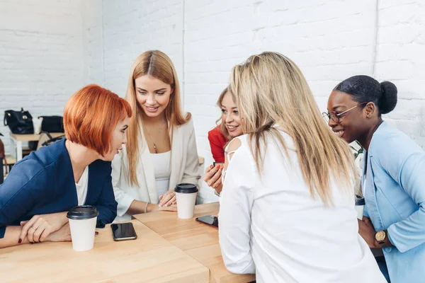 Giovane esperta donna fa una presentazione in un incontro in ufficio — Foto Stock