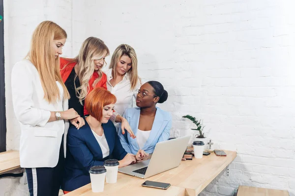 Insegnante dai capelli rossi che spiega nuovo materiale sull'economia alle studentesse. — Foto Stock