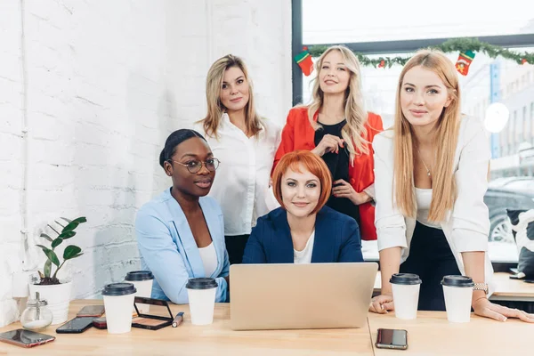 Insegnante dai capelli rossi che spiega nuovo materiale sull'economia alle studentesse. — Foto Stock