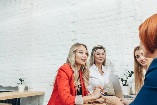 Aantrekkelijke roodharige lerares in gesprek met groep jonge studentmeisjes — Stockfoto