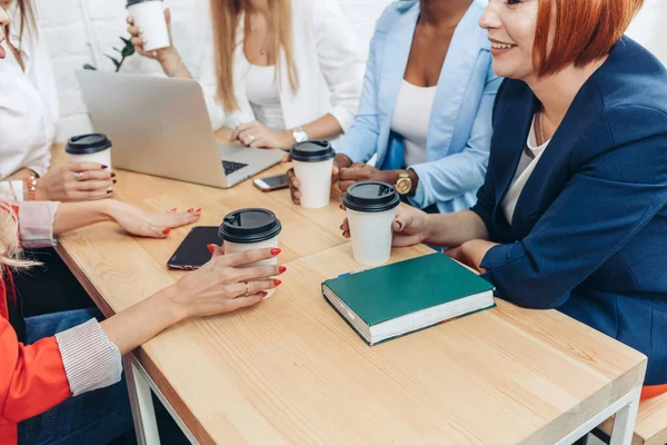 Aantrekkelijke roodharige lerares in gesprek met groep jonge studentmeisjes — Stockfoto