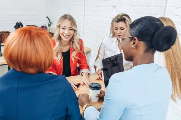 Jovens mulheres se unem com amigos freelance e criam um pequeno clube de coworking . — Fotografia de Stock