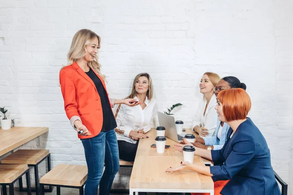 Estudiantes felices discutiendo con el profesor en clase — Foto de Stock