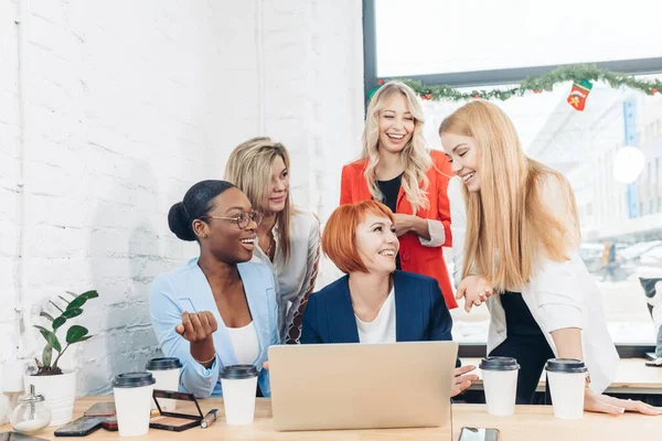 Insegnante dai capelli rossi che spiega nuovo materiale sull'economia alle studentesse. — Foto Stock