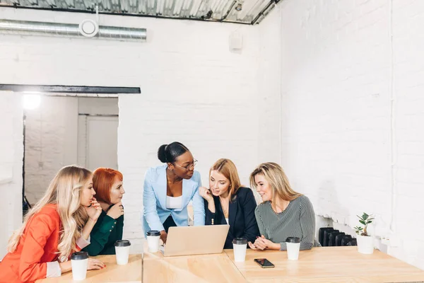 Grupo internacional de mujeres felices celebrando el éxito en la reunión de equipo — Foto de Stock