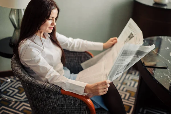 Retrato de una hermosa mujer de negocios leyendo el periódico — Foto de Stock