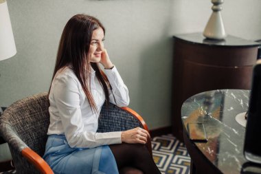 Gazete okuyan güzel bir iş kadınının portresi