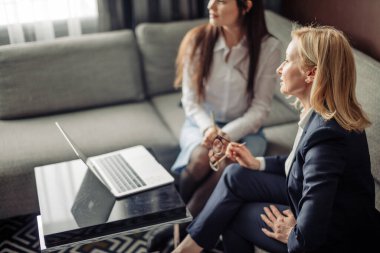 Ofisteki dizüstü bilgisayarla çalışan iki ciddi çalışanı kapatın.