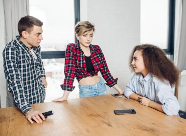 Üç aktif hırslı genç küçük bir iş kurmak istiyor..