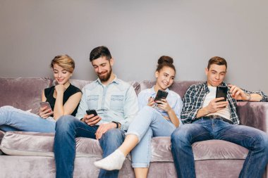 Genç erkekler ve kadınlar zamanlarını boşa harcıyorlar. Öğrenciler İnternet 'te geziniyor