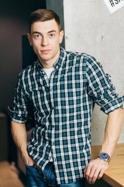 Açık tenli, günlük kıyafetlerle gezen bir adam.