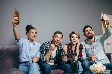 Genç hayranlar duygularını kontrol edemiyorlar.