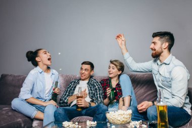 Filmi izledikten sonra neşeli arkadaşlar.