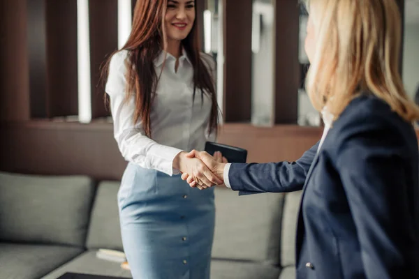 Due donne d'affari che si stringono la mano mentre chiudono una partnership, si concentrano sulle mani — Foto Stock