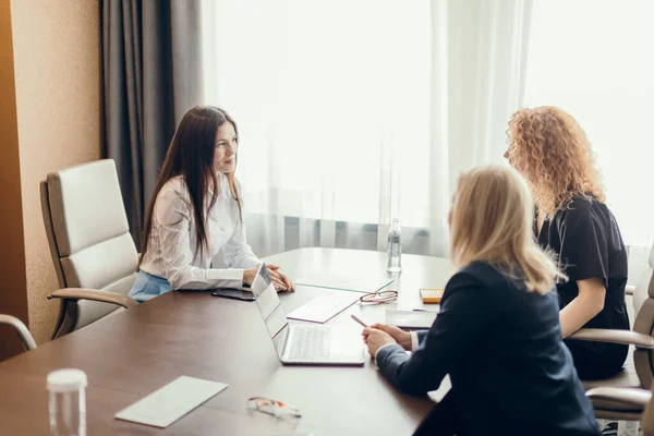 Dos expertas verifican los conocimientos de las mujeres en prácticas al final del período de prueba — Foto de Stock