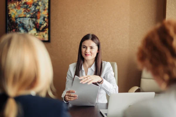 Skaffa ett nytt jobbkoncept. Arbetsintervju med kvinnliga sökande i tjänst. — Stockfoto
