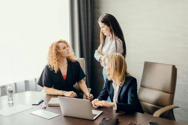 Equipo de negocios femenino de empleados atractivos discuten proyecto en línea en la oficina. — Foto de Stock