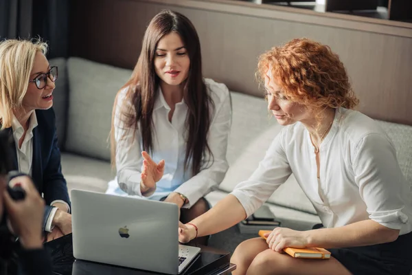 Socias de negocios femeninas tienen reunión en línea con inversionistas potenciales con laptop — Foto de Stock