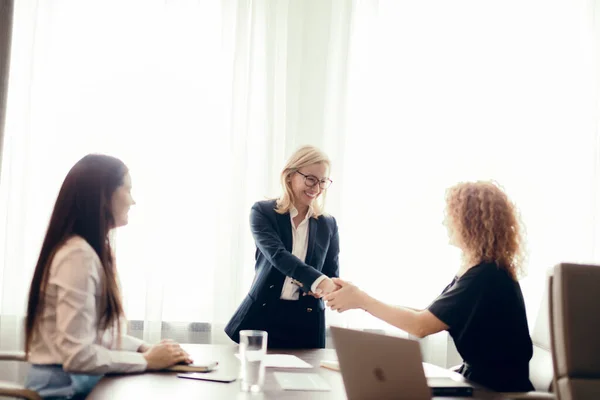 Grupo de mujeres de negocios reunidas en la oficina, compartiendo ideas, semana de planificación. — Foto de Stock