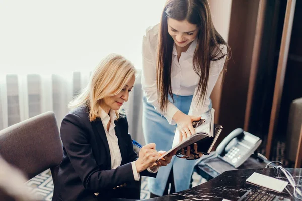 Blondynka wykonawcza bizneswoman robi wielozadaniową pracę w biurze. — Zdjęcie stockowe