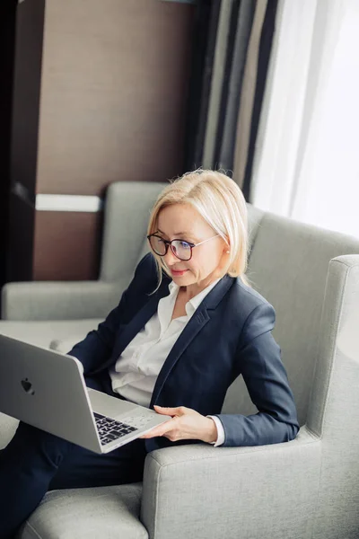 Porträt einer attraktiven blonden Geschäftsfrau im Büro, die am Laptop arbeitet — Stockfoto