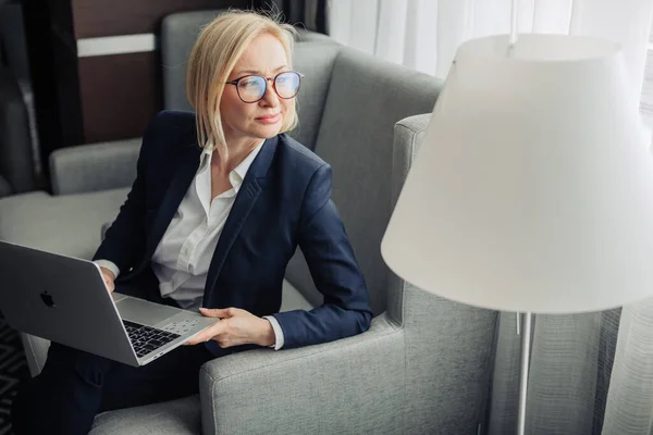 魅力的なブロンドビジネス女性の肖像画でオフィス作業上のラップトップ — ストック写真