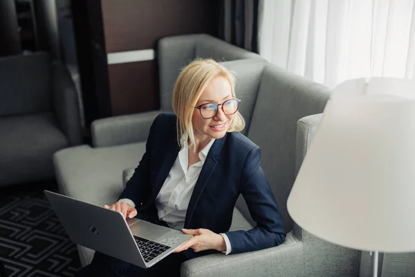 Porträt einer attraktiven blonden Geschäftsfrau im Büro, die am Laptop arbeitet — Stockfoto