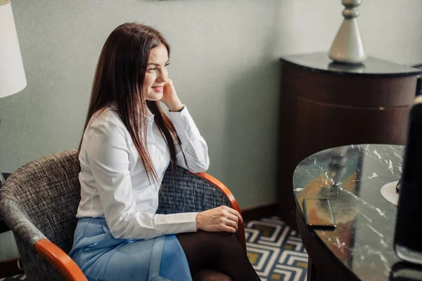 Retrato de una hermosa mujer de negocios leyendo el periódico — Foto de Stock