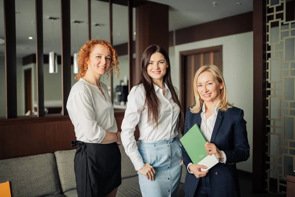 Портрет трех кавказских деловых женщин в формальной одежде в вестибюле отеля — стоковое фото