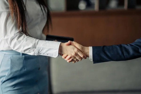 Dwie biznesmenki ściskające dłonie, gdy zamykają partnerstwo, skupiają się na dłoniach — Zdjęcie stockowe