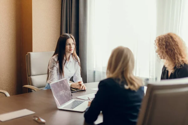 Mujer solicitante de empleo teniendo una entrevista con dos mujeres expertas en empresas — Foto de Stock