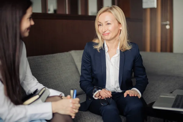 Close-up van twee serieuze medewerkers die online samenwerken met een laptop op kantoor — Stockfoto