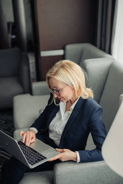Porträt einer attraktiven blonden Geschäftsfrau im Büro, die am Laptop arbeitet — Stockfoto