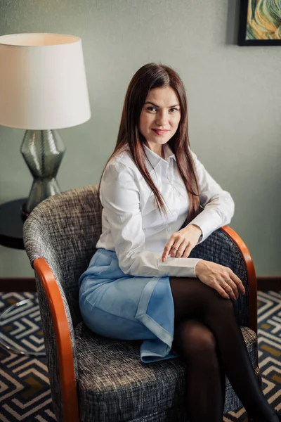 Retrato de una hermosa mujer de negocios leyendo el periódico — Foto de Stock