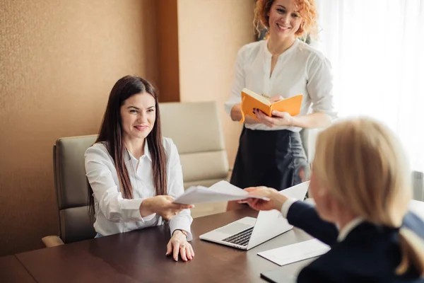 Dos reclutadores escuchan morena solicitante durante entrevista de trabajo en la oficina. — Foto de Stock