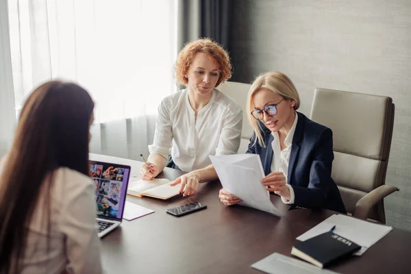 Mujer solicitante de empleo teniendo una entrevista con dos mujeres expertas en empresas — Foto de Stock