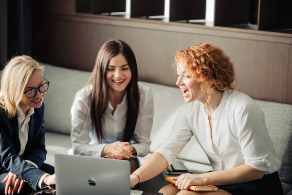 Grupo de jóvenes mujeres en prácticas de marketing comparten ideas entre sí — Foto de Stock