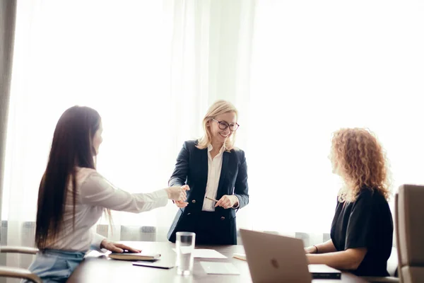 Grupo de diseñadoras que se reúnen en una oficina moderna — Foto de Stock