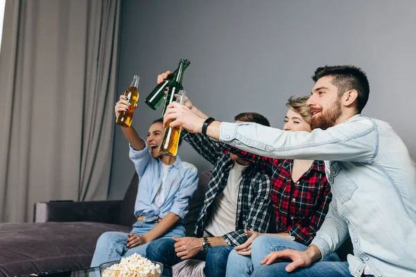 Jóvenes ambiciosos están pasando el rato en casa — Foto de Stock