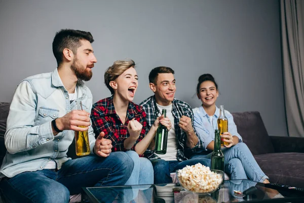 Jóvenes fans emocionales están apoyando a un equipo — Foto de Stock